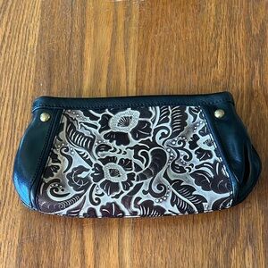 Chic Tre Vero Black & Cream Leather clutch with inside zipper & 4 card slots.